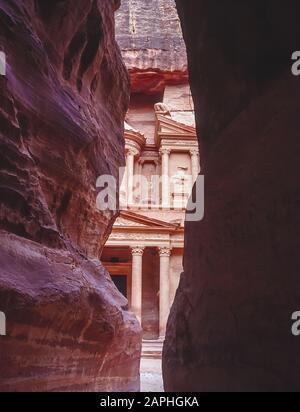 Giordania. Il corridoio Siq e il canyon con la famosa vista dell'edificio del Tesoro all'ingresso del famoso sito patrimonio dell'umanità dell'UNESCO delle rovine di Nabatean e romane e delle reliquie nella città desertica di Petra, molto utilizzato come un film d'immagine in movimento come Indiana Jones Tempio di Doom, ora un'attrazione turistica molto popolare Foto Stock