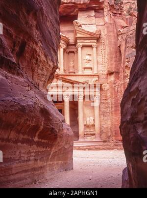 Giordania. Il corridoio Siq e il canyon con la famosa vista dell'edificio del Tesoro all'ingresso del famoso sito patrimonio dell'umanità dell'UNESCO delle rovine di Nabatean e romane e delle reliquie nella città desertica di Petra, molto utilizzato come un film d'immagine in movimento come Indiana Jones Tempio di Doom, ora un'attrazione turistica molto popolare Foto Stock