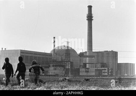 Dimostrazione contro la centrale nucleare di Borssele Descrizione: La centrale nucleare di Borssele (esterno) Data: 7 aprile 1979 posizione: Borssele, Zeeland Parole Chiave: Dimostrazioni, esterni, centrali nucleari Foto Stock