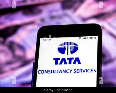Ucraina. 23rd Gen 2020. In questa illustrazione della foto viene visualizzato un logo Tata Consultancy Services Limited su uno smartphone. Credit: Igor Golovniov/Sopa Images/Zuma Wire/Alamy Live News Foto Stock