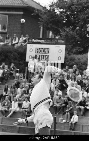 Tennistoernooi a MWTS-banen a Scheveningen; Pilic in azione Descrizione: De Croat Nikola Nikki Piliä in azione contro il francese Roche Data: 5 luglio 1970 luogo: Scheveningen, Zuid-Holland Parole Chiave: Tennis, tornei Nome personale: PiLii, Nikola Foto Stock