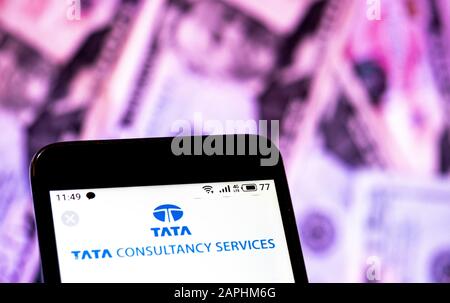 Ucraina. 23rd Gen 2020. In questa illustrazione della foto viene visualizzato un logo Tata Consultancy Services Limited su uno smartphone. Credit: Igor Golovniov/Sopa Images/Zuma Wire/Alamy Live News Foto Stock