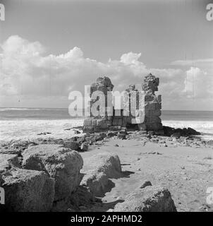 Israele 1948-1949:illuminato Descrizione: La fascia costiera vicino Atlit vicino Haifa con le pareti archeologiche rimane sulla spiaggia Data: 1948 Località: Atlit, Israele, Mar Mediterraneo Parole Chiave: Archeologia, storia, coste, mura, rovine, spiagge Foto Stock