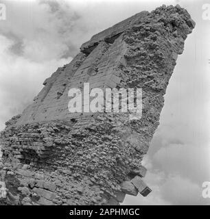 Israele 1948-1949:atlit Descrizione: La fascia costiera vicino Atlit vicino Haifa con la rovina di un castello dal tempo dei crociati sulla spiaggia Data: 1948 posizione: Atlit, Israele, Mar Mediterraneo Parole Chiave: Archeologia, storia, castelli, crociate, coste, mura, cavalieri, rovine, spiagge Foto Stock