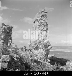 Israele 1948-1949:atlit Descrizione: La fascia costiera vicino Atlit vicino Haifa con la rovina di un castello dal tempo dei crociati sulla spiaggia Data: 1948 posizione: Atlit, Israele, Mar Mediterraneo Parole Chiave: Archeologia, storia, castelli, crociate, coste, mura, cavalieri, rovine, spiagge Foto Stock