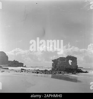 Israele 1948-1949:acceso Descrizione: La fascia costiera vicino Atlit vicino Haifa con parete archeologica resti Data: 1948 Località: Atlit, Israele, Mediterraneo Parole Chiave: Archeologia, storia, coste, mura, rovine, spiagge Foto Stock