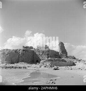 Israele 1948-1949:Atlit Descrizione: La fascia costiera vicino Attit vicino Haifa con la rovina di un castello dal tempo dei crociati sulla spiaggia Data: 1948 posizione: Atlit, Israele, Mar Mediterraneo Parole Chiave: Archeologia, storia, castelli, crociati, coste, mura, cavalieri, rovine, spiagge Foto Stock