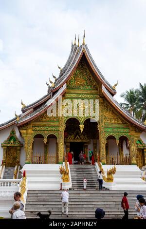 Vista esterna del Santuario di Haw Pha Bang sui terreni del Palazzo reale, Luang Prabang, Laos. Foto Stock