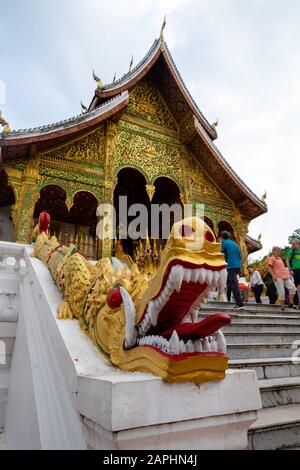 Vista esterna del Santuario di Haw Pha Bang sui terreni del Palazzo reale, Luang Prabang, Laos. Foto Stock