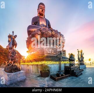 Statua del Buddha gigante sulla cima del monte Fansipan, Sapa regione, Lao Cai, Vietnam Foto Stock