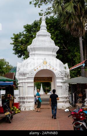 Vista dell'ingresso a Wat Xiengthong, Luang Prabang, Laos. Foto Stock
