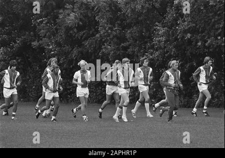 AJAX presenta la nuova selezione per la prossima stagione calcistica Descrizione: La nuova selezione durante la formazione Data: 15 luglio 1975 Località: Amsterdam, Noord-Holland Parole Chiave: Sport, calcio Nome dell'istituzione : AJAX Foto Stock