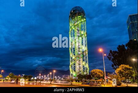 La Torre Alfabetica sul lungomare di Batumi in Georgia Foto Stock