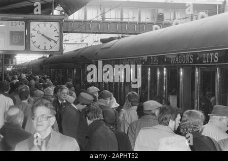 The Legendary Orient Express was in our country at the Central Station in Amsterdam Descrizione: The Orient Express in Central Station Data: 21 marzo 1986 posizione: Amsterdam, Noord-Holland Parole Chiave: Pubblico, stazioni, treni Foto Stock