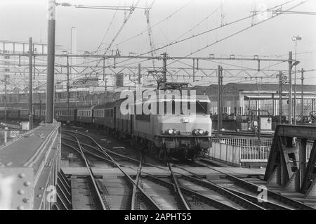 The Legendary Orient Express was in our country at the Central Station in Amsterdam Descrizione: The Orient Express arriva alla Stazione Centrale di Amsterdam Data: 21 Marzo 1986 posizione: Amsterdam, Noord-Holland Parole Chiave: Stazioni, treni Foto Stock