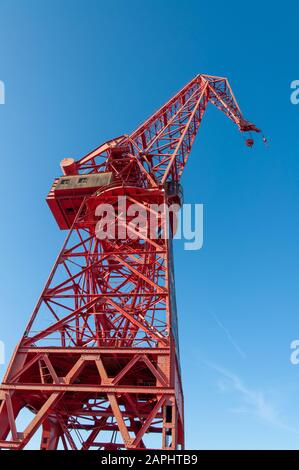 Gru a torre rossa presso il Museo Marittimo di Bilbao, BBK, Spagna Foto Stock