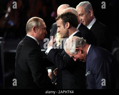 Gerusalemme, Israele. 23rd Gen 2020. Il presidente russo Vladimir Putin (L) parla con il presidente francese Emmanuel Macron (2-R) accanto al principe britannico Charles (R) il principe del Galles durante il quinto Forum mondiale sull'olocausto al museo commemorativo dell'Olocausto di Yad Vashem a Gerusalemme, Israele, giovedì 23 gennaio 2020. I leader mondiali segnano il 75th anniversario della liberazione del campo di sterminio nazista Auschwitz. Foto della piscina di Abir Sultan/UPI Credit: UPI/Alamy Live News Foto Stock