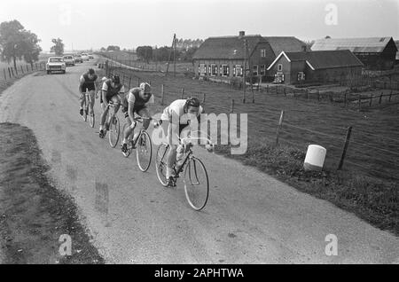 Club Championships ciclismo a Wijk bij Duurstede Descrizione: Il team di The Rotterdam Leeuw: Van der Klooster, Jan Janssen, Ouwerkerk e Van der Burg Data: 28 settembre 1966 Località: Utrecht, Wijk bij Duurstede Parole Chiave: Sport, ciclismo Nome personale: Janssen, Jan Foto Stock