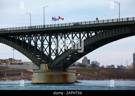 Una vista del traffico sul ponte della Pace Foto Stock