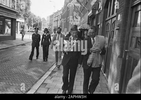 Visita di lavoro del Premier Van Agt ad un centro d'incontro per il Surinamese Indù all'Aia Descrizione: Il Premier cammina per il quartiere Data: 11 settembre 1980 Località: L'Aia, Zuid-Holland Parole Chiave: Ministri-presidenti, assistenza socio-culturale, visite di lavoro Nome personale: AGT, Dries van Foto Stock