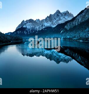 Colpo di drone di Eibsee bello mezzo congelato Foto Stock