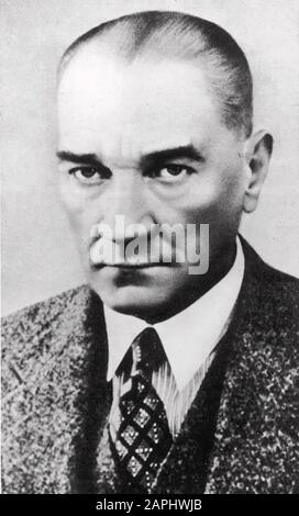 Mustafa KEMAL ATATURK (1881-1938) comandante dell'esercito turco, statista rivoluzionario, circa 1925 Foto Stock