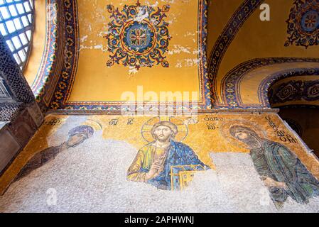 Istanbul - 29 dicembre: Mosaico di Gesù Cristo o mosaico bizantino in Hagia Sofia il 29 dicembre. 2019 a Istanbul, Turchia Foto Stock