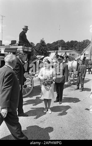 Princess Margriet visita De Steeg Descrizione: La principessa in carrozza. Sinistra sindaco P.J.. Drost Data: 15 Giugno 1967 Località: De Steeg, Gelderland Parole Chiave: Visite, principesse Nome personale: Margriet, principessa Foto Stock