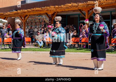 Albequerque, 5 ottobre: Balli di persone nella tradizionale performance culturale Zuni sul 5 ottobre 2019 ad Albequerque, New Mexico Foto Stock