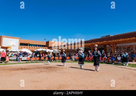 Albequerque, 5 ottobre: Balli di persone nella tradizionale performance culturale Zuni sul 5 ottobre 2019 ad Albequerque, New Mexico Foto Stock