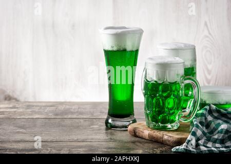 Tradizionale St Patrick's Day birre verdi su tavola di legno. Spazio di copia Foto Stock