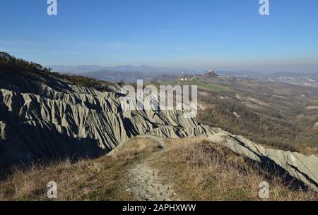 Formazioni di argilla di badlands nella collina dell'Appennino Reggiano Foto Stock