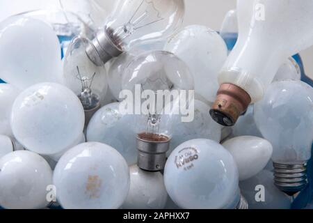 Molte vecchie lampadine a incandescenza al tungsteno. Foto Stock