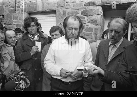 Lo scrittore russo Alexander Solzhenitsyn è stato espulso dalla Russia e sta ora rimanendo nella casa di Heinrich Böll Descrizione: Lo scrittore parla alla stampa, a destra di lui Heinrich Böll Data: 14 febbraio 1974 luogo: Germania, Colonia Parole Chiave: Scrittori Nome personale: Böll, Heinrich, Solzjenitsyn, Alexander Foto Stock