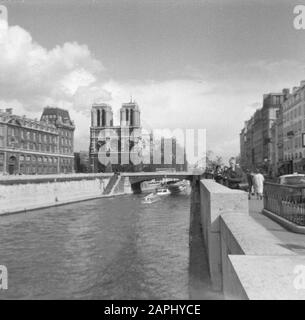 Pariser Bilder [la vita di strada di Parigi] Descrizione: La Senna, con la Notre-Dame in background Data: 1965 Località: Francia, Parigi Parole Chiave: Basiliche, chiese, fiumi Nome personale: Notre dame Nome istituzione: Notre Dame Foto Stock