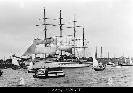 Vela 80 Amsterdam: Arrivo della nuvola di mare e Amerigo Vespucci Descrizione: La nuvola di mare al canale del Mare del Nord Data: 6 Agosto 1980 posizione: Amsterdam, Noord-Holland Parole Chiave: Navi, navi a vela Foto Stock