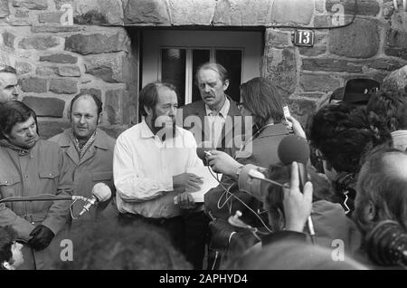 Lo scrittore russo Alexander Solzhenitsyn è stato espulso dalla Russia e sta ora rimanendo nella casa di Heinrich Böll Descrizione: Lo scrittore parla alla stampa, proprio accanto a lui Heinrich Böll Data: 14 febbraio 1974 luogo: Germania, Colonia Parole Chiave: Stampa, scrittori Nome personale: Böll, Heinrich, Solzjenitsyn, Alexander Foto Stock