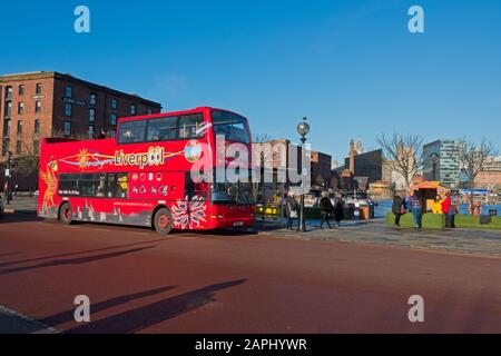 Tour delle Attrazioni della città di Liverpool in autobus parcheggiato al Royal Albert Dock prima di prelevare i passeggeri e portarli in un tour Hop on Hop Off della città. Foto Stock