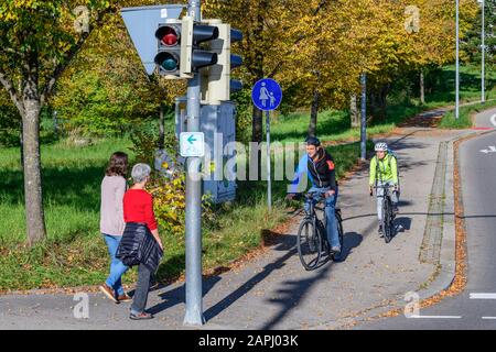 I ciclisti modifica dal ciclo percorso per un combinato di ciclismo su strada e sentiero con pedoni Foto Stock