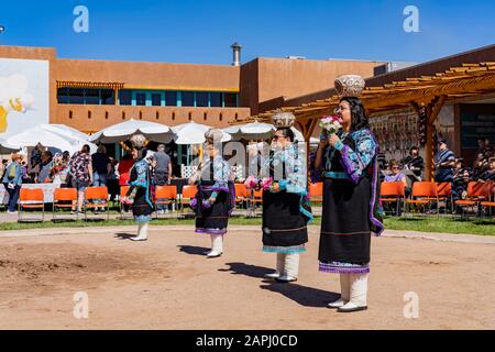 Albequerque, 5 ottobre: Balli di persone nella tradizionale performance culturale Zuni sul 5 ottobre 2019 ad Albequerque, New Mexico Foto Stock