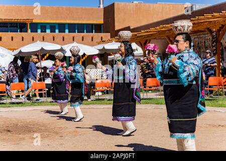 Albequerque, 5 ottobre: Balli di persone nella tradizionale performance culturale Zuni sul 5 ottobre 2019 ad Albequerque, New Mexico Foto Stock