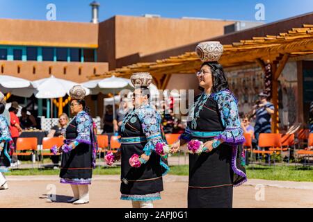 Albequerque, 5 ottobre: Balli di persone nella tradizionale performance culturale Zuni sul 5 ottobre 2019 ad Albequerque, New Mexico Foto Stock