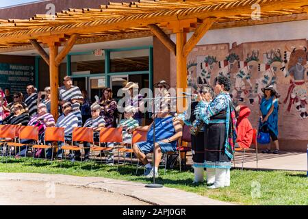 Albequerque, 5 ottobre: Balli di persone nella tradizionale performance culturale Zuni sul 5 ottobre 2019 ad Albequerque, New Mexico Foto Stock