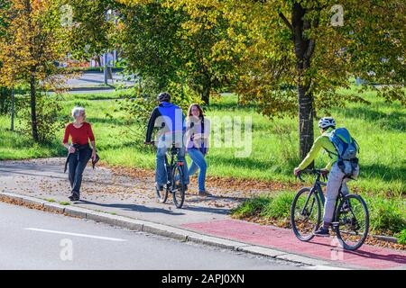 I ciclisti modifica dal ciclo percorso per un combinato di ciclismo su strada e sentiero con pedoni Foto Stock