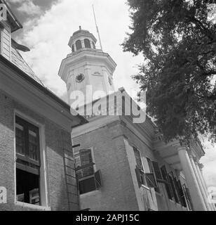 Viaggio in Suriname e Antille Olandesi Descrizione: La Torre del Dipartimento delle Finanze dell'Oranjestraat a Paramaribo Data: 1947 Località: Paramaribo, Suriname Parole Chiave: Edifici, servizi pubblici Foto Stock