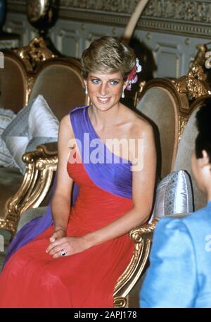 HRH Princess Diana arriva per cena al Grand Palace indossando un abito Catherine Walker durante il suo Tour reale della Thailandia Febbraio 1988 Foto Stock