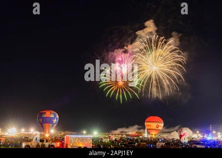 Albequerque, 5 ottobre: Fuochi d'artificio del famoso evento di Albuquerque International Balloon Fiesta il 5 ottobre 2019 ad Albequerque, New Mexico Foto Stock