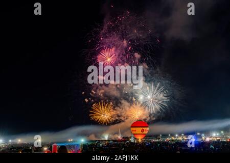 Albequerque, 5 ottobre: Fuochi d'artificio del famoso evento di Albuquerque International Balloon Fiesta il 5 ottobre 2019 ad Albequerque, New Mexico Foto Stock
