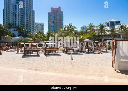 Miami, USA - 15 marzo 2018: Uno dei numerosi luoghi di ritrovo sulla spiaggia di Miami in una giornata di sole Foto Stock