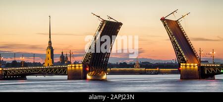 Ponte Del Palazzo Di Innalzamento (Dvortsovy), San Pietroburgo, Russia. E' un punto di riferimento di San Pietroburgo. Vista panoramica di San Pietroburgo alle notti bianche. Pe Foto Stock